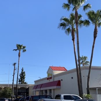 In-N-Out Burger - Sunny day and palm trees - Fast Food Near Me - Canoga Park, California