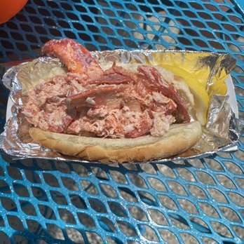 Maine-iacs - Lobster roll - Street Vendors Near Me Maine-iacs - Lobster roll - Street Vendors Near Me