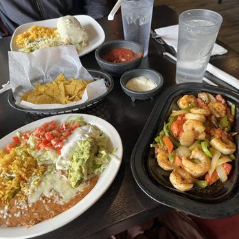 El Loro Mexican Restaurant - Mexican Near Me - Minnetonka, Minnesota