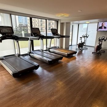 Holiday Inn Express Waikiki - Hotels Near Me - Honolulu, Hawaii