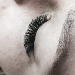 Bella MeShe Lash Studio - Volume Lash Extensions