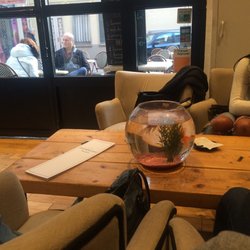Le Clémenceau - Hermoso detalle de una mesa tipo living, pescera con 2 pecesitos nadando como compañía