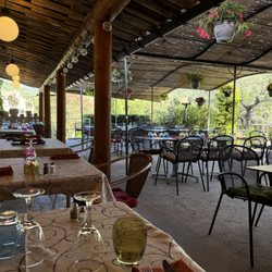 La Charrette Bleue - Covered patio dining