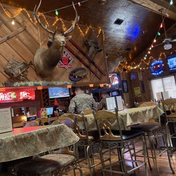 Jake & Rip's - Cute dining room and bar area - Barbeque Near Me - Grenada, Mississippi