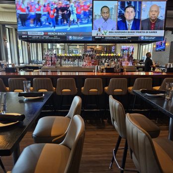 Boston Ale House - Seating area and bar - New American Near Me - Boston, Massachusetts