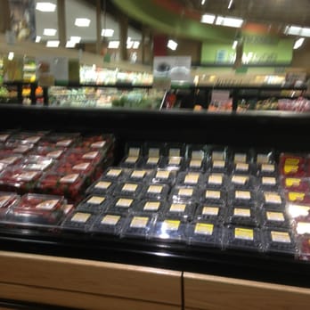 Publix - a display of fruit in a grocery store - Grocery Near Me - Cleveland, Tennessee Publix - a display of fruit in a grocery store - Grocery Near Me - Cleveland, Tennessee