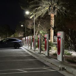Tesla Supercharger - One other car!