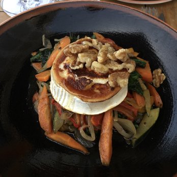Izizi Nunnak - Veggie salad with warmed goat cheese and nuts - Bars Near Me - Palma, PM