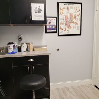 Jeffrey DeSantis, DPM - Patient room - Podiatrists Near Me - Newport Beach, California Jeffrey DeSantis, DPM - Patient room - Podiatrists Near Me - Newport Beach, California