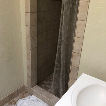 Hotel Mac Rae - Updated Shower :) - Hotels Near Me - Avalon, California
