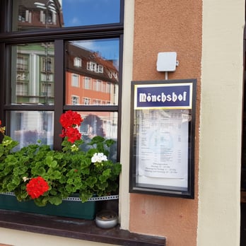 Kornmarkt-Stüberl - Aushängeschild und sich spiegelnde Häuse in geputzten Fenstern - German Near Me - Schweinfurt, BY Kornmarkt-Stüberl - Aushängeschild und sich spiegelnde Häuse in geputzten Fenstern - German Near Me - Schweinfurt, BY