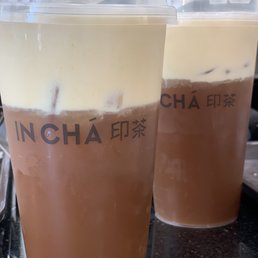 推荐他们家独有的招牌锡兰蛋黄芝士奶盖 第一次就被惊艳到了 服务态度很好 米粉好吃 很正宗 Must try their egg yolk cheese macchiato tea, you can't find it anywhere else!
