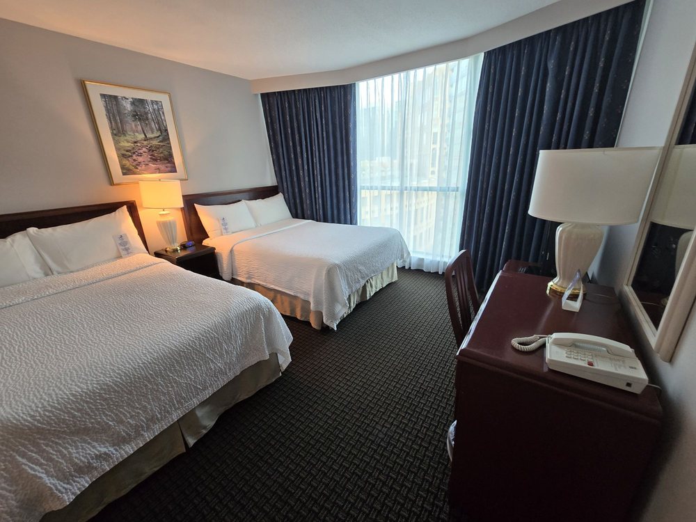 Rosedale on Robson Suite Hotel