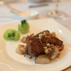 唐閣 - Stir fried Japanese Wagyu w/mixed mushrooms, spring onion and garlic.