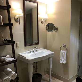 Hôtel Nelligan - Nice clean bathroom - Hotels Near Me - Montreal, Quebec Hôtel Nelligan - Nice clean bathroom - Hotels Near Me - Montreal, Quebec