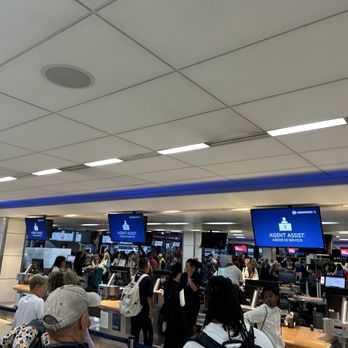 Delta Air Lines - 2 people working and 40 people in line to check in..half of us missed the flight due to standing in line for 90 minutes. - Airlines Near Me - Seattle, Washington