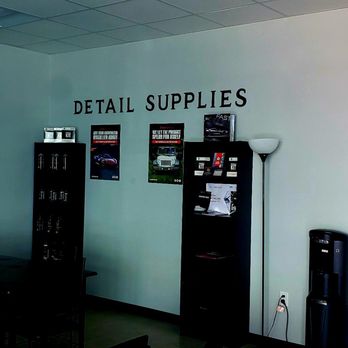 JJ's Auto Care - Inside the shop -- customer hang out with TV, wifi. - Auto Detailing Near Me - San Antonio, Texas