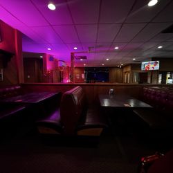 Ray's Golden Lion - Restaurant view looking towards the inside stage