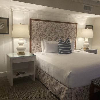 Harbor View Hotel - Comfy King sized bed flanked by end tables with USB ports and individual overhead lighting. - Hotels Near Me - Edgartown, Massachusetts