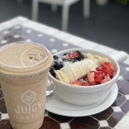 Peanut butter smoothie and Açaí bowl