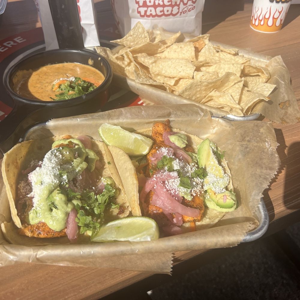 Mr. Blonde with Queso & Chips (VE) Mr. Blonde with Queso & Chips (VE)