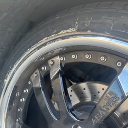 Bigg Will's Wheels - Never have I been to a tire/rim shop lets you leave out with gunk on your tires (bad professionalism for a shop who prides on selling rims)