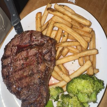 Cheddar's Scratch Kitchen - Steak and Fresh Steamed Broccoli - Comfort Food Near Me - Camden, Delaware