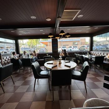 Ponderosa House - Dining area at the front - American Near Me - Scottsdale, Arizona