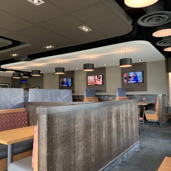 Boston Pizza - Dining room - Pizza Near Me - Fort St. John, British Columbia