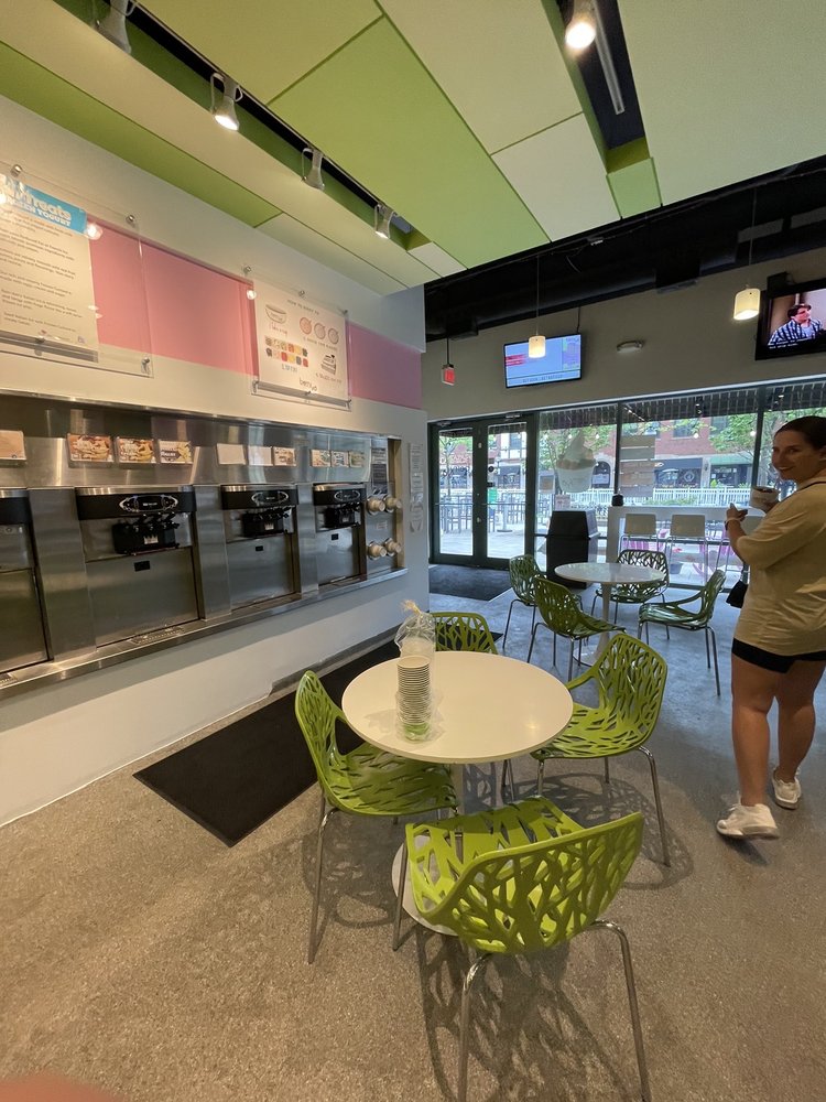 BERRY YO FROZEN YOGURT Updated October 2024 63 Photos & 82 Reviews