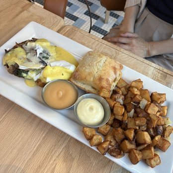Cochon Dingue - Egg Benedict - Breakfast & Brunch Near Me - Quebec City, Quebec