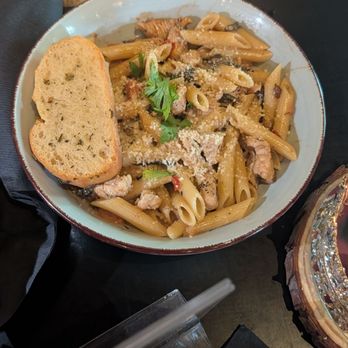 Maxine's On Shine - Chicken and pasta - New American Near Me - Orlando, Florida