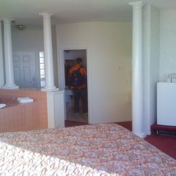 Ocean View Lodge - Columns in our room...but not marble columns - Hotels Near Me - Fort Bragg, California