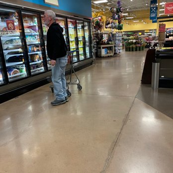 Kroger - a man with a shopping cart in a grocery store - Grocery Near Me - Hardy, Virginia Kroger - a man with a shopping cart in a grocery store - Grocery Near Me - Hardy, Virginia