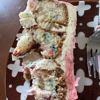 Bakes By Lo - Over baked and dry cake with no strawberry compote filling - Desserts Near Me - Hilliard, Ohio