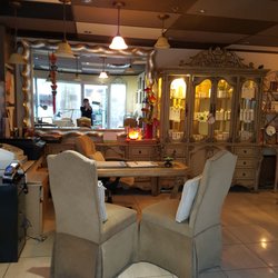 Spa Éminence - Located at the center of Chinatown, we offer professional massage and Eminence organic facial treatment.
