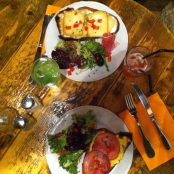 La Cabane - Tartine raclette en haut et tartine œufs brouillés en bas - Salad Near Me - Lyon, 69 La Cabane - Tartine raclette en haut et tartine œufs brouillés en bas - Salad Near Me - Lyon, 69