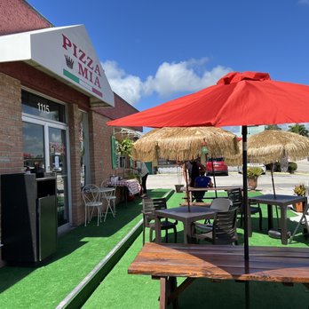 Pizza Mia - Newly redone outside seating looks great - Pizza Near Me - Vero Beach, Florida Pizza Mia - Newly redone outside seating looks great - Pizza Near Me - Vero Beach, Florida