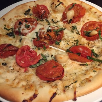 Yard House - Margherita pizza - New American Near Me - Honolulu, Hawaii