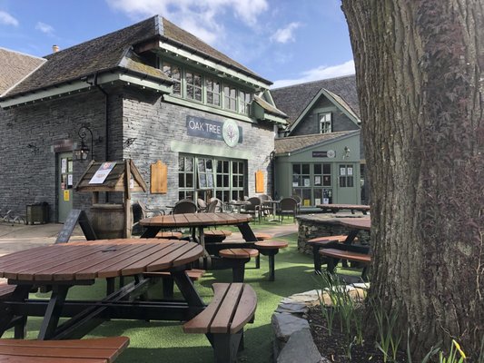 Oak Tree Inn by null