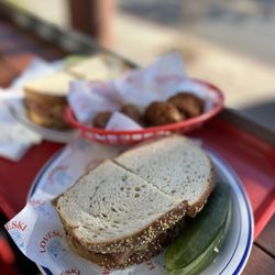 Loveski - Napa - The Traditional pastrami! Meat, bread and some batampte mustard! Simply delicious