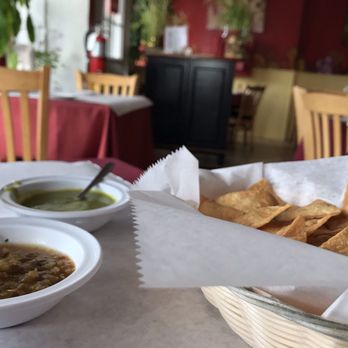 Los 4 Hermanos - The complimentary nachos with accompanying sauces - Mexican Near Me - North Brunswick Township, New Jersey