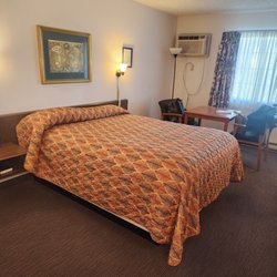 Sis-Q-Inn - Bed was a nice king size with a desk and a good view