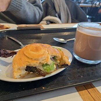 Première Moisson - Déjeuner petit coco et chocolat chaud - Bakeries Near Me - Quebec City, Quebec