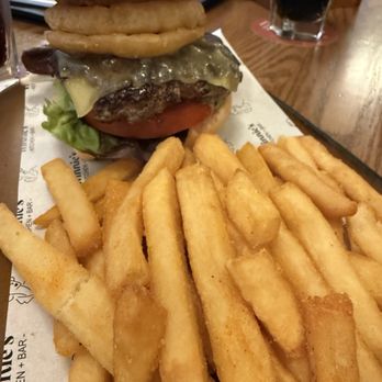Hamilton Hotel - Hamburger $27 - Bars Near Me - Hamilton, QLD