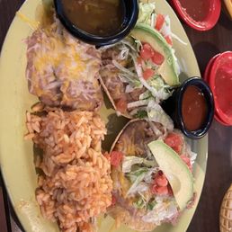 Tosada, mashed bean and green and chile side