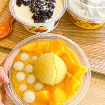 Hui Lau Shan - (IG: @eat.sar) Black glutinous rice with coconut jelly & Mango Chewy Ball - Desserts Near Me - Bellevue, Washington