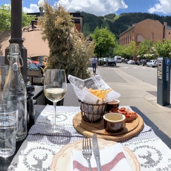 French Alpine Bistro - Full view sidewalk seating - French Near Me - Aspen, Colorado French Alpine Bistro - Full view sidewalk seating - French Near Me - Aspen, Colorado
