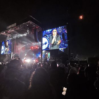 Long Beach Amphitheater - Nas doing his thing - Music Venues Near Me - Long Beach, California Long Beach Amphitheater - Nas doing his thing - Music Venues Near Me - Long Beach, California