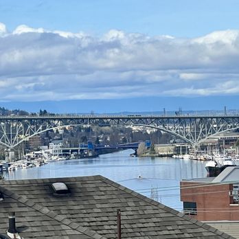 Pacific NW Escape - Aurora and Fremont bridges view over Lake Union from private balcony - Vacation Rentals Near Me - Seattle, Washington Pacific NW Escape - Aurora and Fremont bridges view over Lake Union from private balcony - Vacation Rentals Near Me - Seattle, Washington